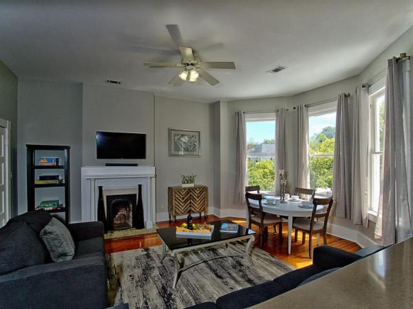 Modern 4 Bed Brownstone in Historic Downtown : photo 2 de la chambre maison 4 chambres