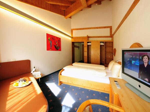 Country Wellnesshotel Bündnerhof : photo 6 de la chambre chambre double supérieure avec balcon orienté sud