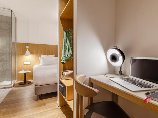 9Hotel Republique : photo 1 de la chambre chambre simple