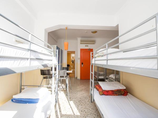 Safestay Athens Monastiraki : photo 4 de la chambre lit dans dortoir mixte de 8 lits avec salle de bains privative