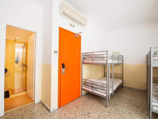 Safestay Athens Monastiraki : photo 7 de la chambre lit dans dortoir mixte de 8 lits avec salle de bains privative
