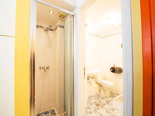 Safestay Athens Monastiraki : photo 3 de la chambre lit dans dortoir mixte de 6 lits avec salle de bains privative