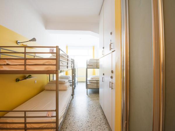 Safestay Athens Monastiraki : photo 5 de la chambre lit dans dortoir mixte de 6 lits avec salle de bains privative