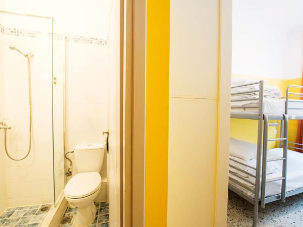 Safestay Athens Monastiraki : photo 3 de la chambre lit dans dortoir mixte de 4 lits avec salle de bains privative