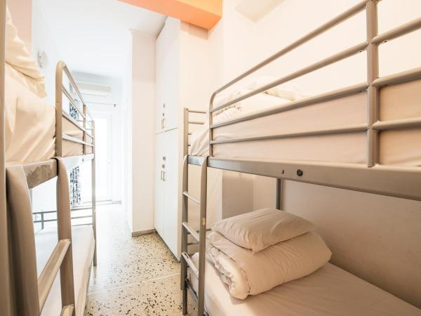 Safestay Athens Monastiraki : photo 7 de la chambre lit dans dortoir mixte de 4 lits avec salle de bains privative