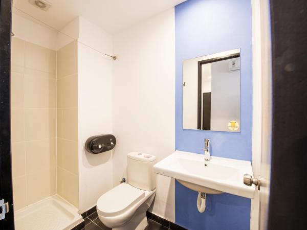 Safestay Athens Monastiraki : photo 2 de la chambre chambre lits jumeaux avec salle de bains privative