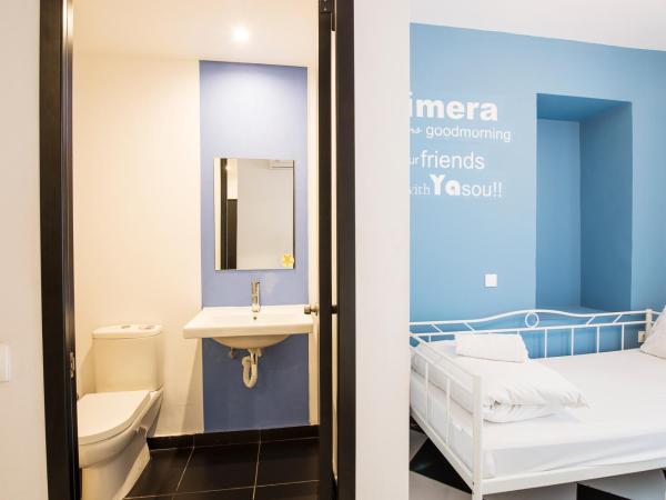 Safestay Athens Monastiraki : photo 5 de la chambre chambre lits jumeaux avec salle de bains privative