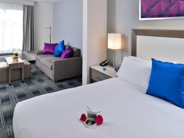 Holiday Inn Express & Suites San Diego - Mission Valley, an IHG Hotel : photo 3 de la chambre chambre lit king-size exécutive avec canapé-lit