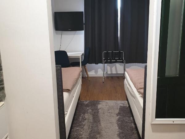 Éjjeli Bagoly Étterem és Panzió : photo 2 de la chambre chambre lits jumeaux avec salle de bains