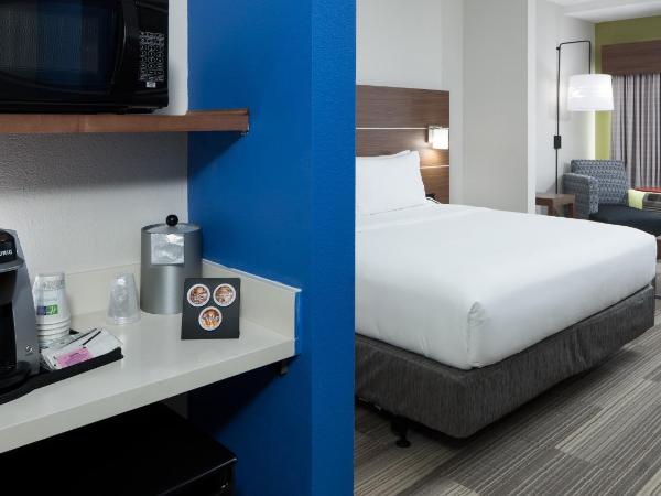 Holiday Inn Express & Suites - Orlando At Seaworld, an IHG Hotel : photo 1 de la chambre chambre double pour personnes à mobilité réduite avec douche accessible en fauteuil roulant