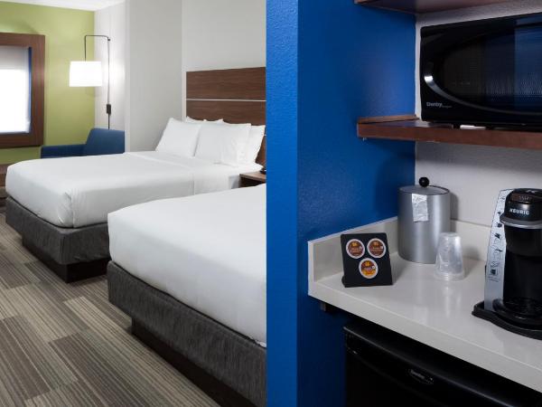 Holiday Inn Express & Suites - Orlando At Seaworld, an IHG Hotel : photo 2 de la chambre suite avec 2 lits queen-size - non-fumeurs