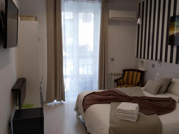 Hostal Mendoza : photo 3 de la chambre chambre double deluxe - vue sur ville
