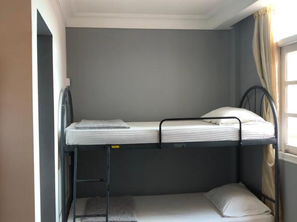 Snooze Inn @Dickson Road : photo 4 de la chambre chambre familiale 4 lits avec salle de bains privative