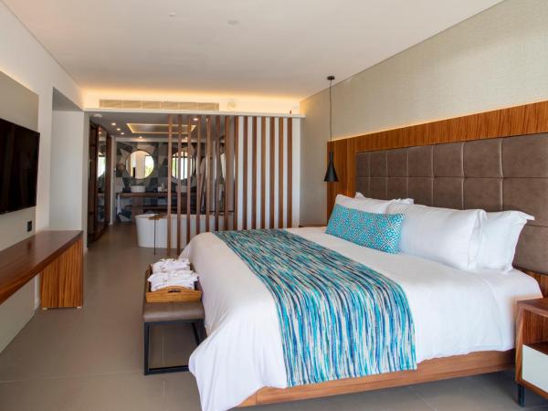 Majestic Elegance Costa Mujeres - All Inclusive : photo 6 de la chambre suite club Élégance avec accès direct à la piscine et jacuzzi extérieur (réservée aux adultes de + de 18 ans) - wi-fi gratuit