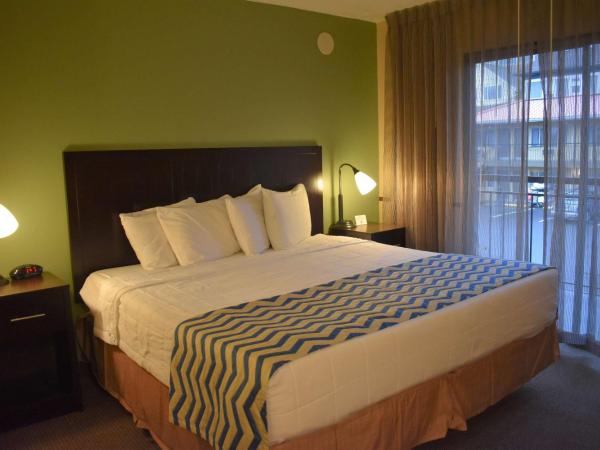 SureStay Hotel by Best Western Portland City Center : photo 1 de la chambre chambre lit king-size avec balcon
