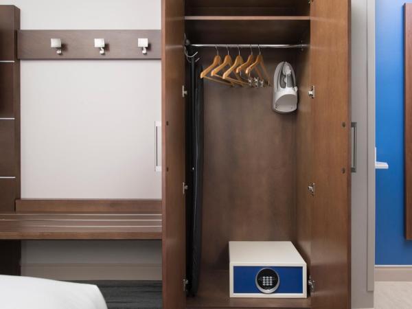 Holiday Inn Express & Suites San Antonio North-Windcrest, an IHG Hotel : photo 2 de la chambre chambre lit king-size standard