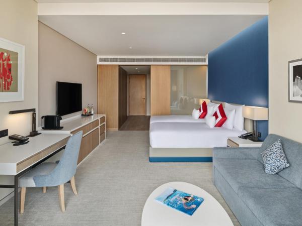 JA The Resort - JA Lake View Hotel, Dubai : photo 3 de la chambre chambre lit king-size de luxe