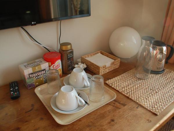 Brookview Guest House : photo 6 de la chambre chambre lit queen-size - vue sur jardin