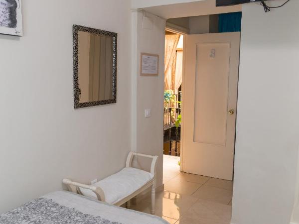 Pension Internacional : photo 5 de la chambre chambre lits jumeaux avec salle de bains privative