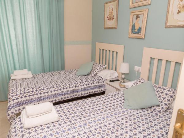 Pension Internacional : photo 3 de la chambre chambre lits jumeaux avec salle de bains privative séparée