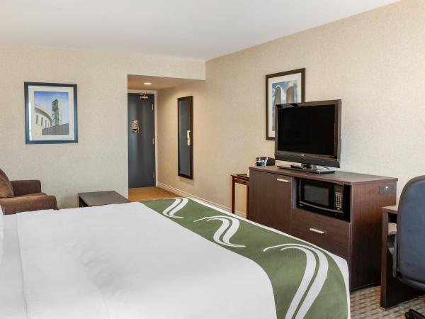 Quality Inn Airport West : photo 2 de la chambre chambre lit king-size avec canapé-lit - non-fumeurs