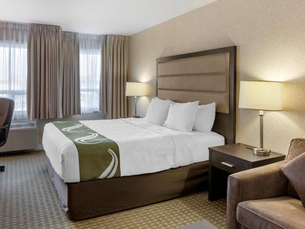 Quality Inn Airport West : photo 4 de la chambre chambre lit king-size avec canapé-lit - non-fumeurs