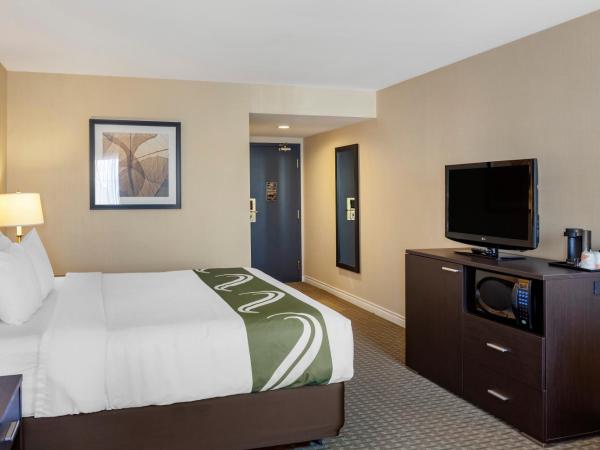 Quality Inn Airport West : photo 5 de la chambre chambre lit king-size - non-fumeurs