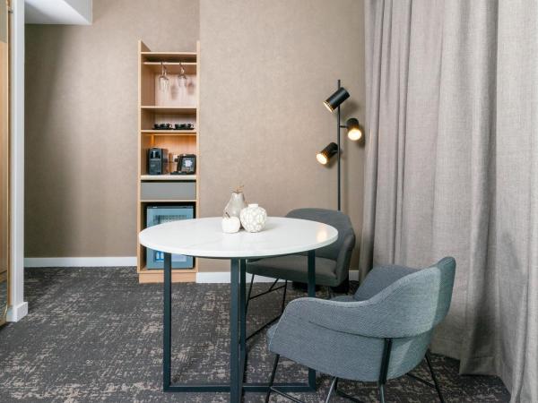 Crowne Plaza Adelaide, an IHG Hotel : photo 2 de la chambre suite junior lit king-size - vue sur ville