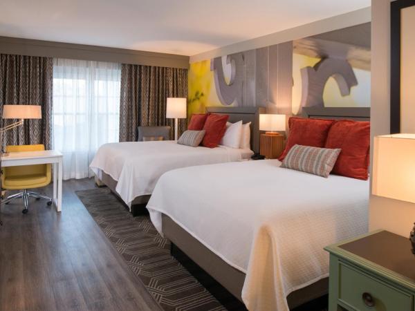 Hotel Indigo Atlanta Vinings, an IHG Hotel : photo 4 de la chambre chambre avec 2 lits queen-size et douche accessible en fauteuil roulant - accessible aux personnes malentendantes - non-fumeurs
