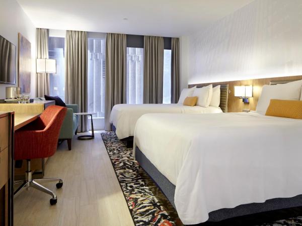 Hotel Indigo Atlanta Downtown, an IHG Hotel : photo 3 de la chambre chambre 2 lits queen-size avec douche accessible en fauteuil roulant - adaptée aux malentendants