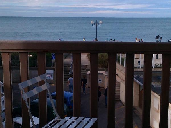 Les Galets Bleus : photo 4 de la chambre appartement 1 chambre avec vue sur la mer et baignoire spa