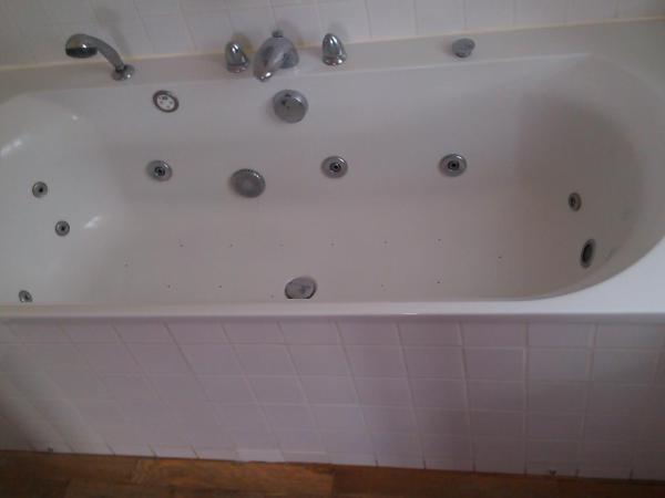 Les Galets Bleus : photo 9 de la chambre appartement 1 chambre avec vue sur la mer et baignoire spa