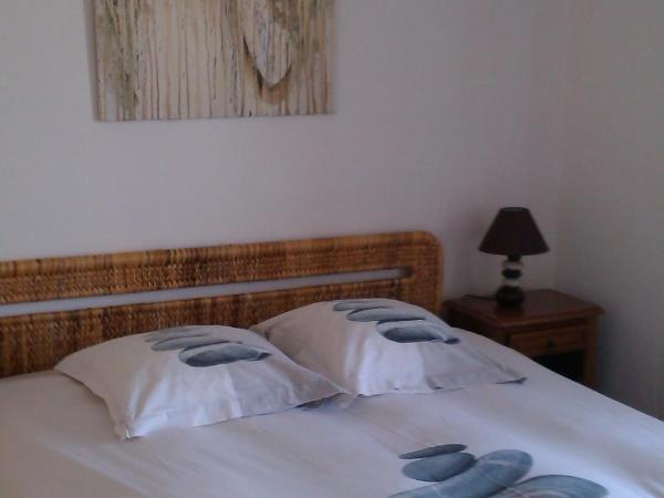 Les Galets Bleus : photo 7 de la chambre chambre double avec salle de bains privative séparée sur le palier