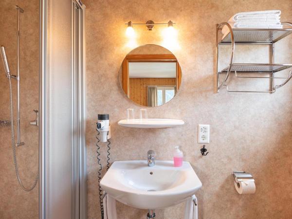 Hotel Alpenblick : photo 5 de la chambre chambre double avec salle de bains privative