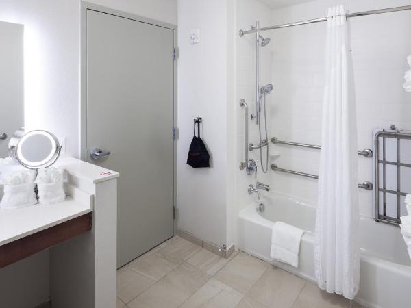 Holiday Inn Express & Suites - Orlando At Seaworld, an IHG Hotel : photo 1 de la chambre twin room - mobility access with bath tub