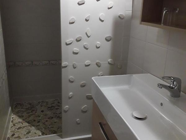 Chambres d'Hôtes de l'Ile du Saule : photo 7 de la chambre chambre deluxe (2 adultes + 1 enfant)