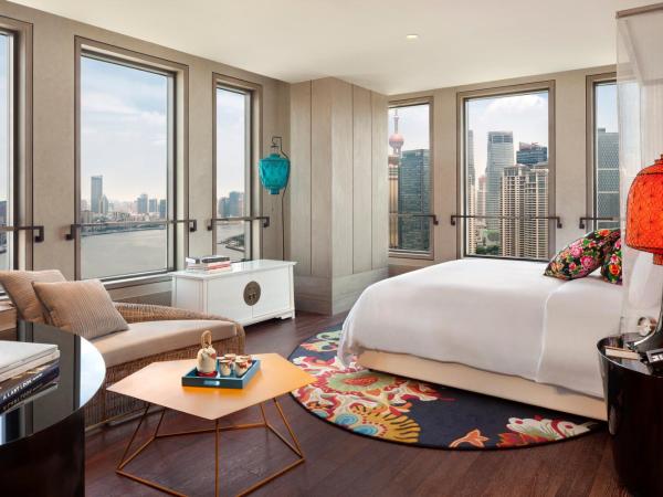 Hotel Indigo Shanghai On The Bund, an IHG Hotel : photo 1 de la chambre hébergement lit king-size premium avec baignoire séparée - vue sur fleuve