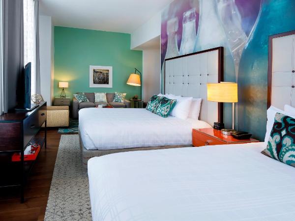Hotel Indigo Savannah Historic District, an IHG Hotel : photo 1 de la chambre suite avec 2 lits queen-size et canapé-lit