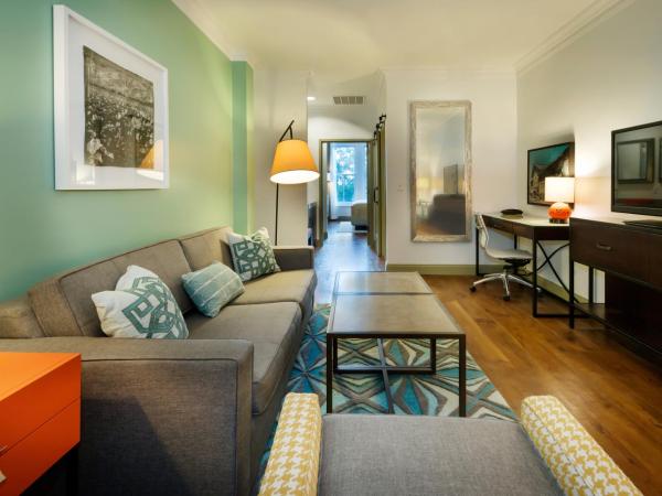 Hotel Indigo Savannah Historic District, an IHG Hotel : photo 1 de la chambre suite 2 chambres - vue sur ville