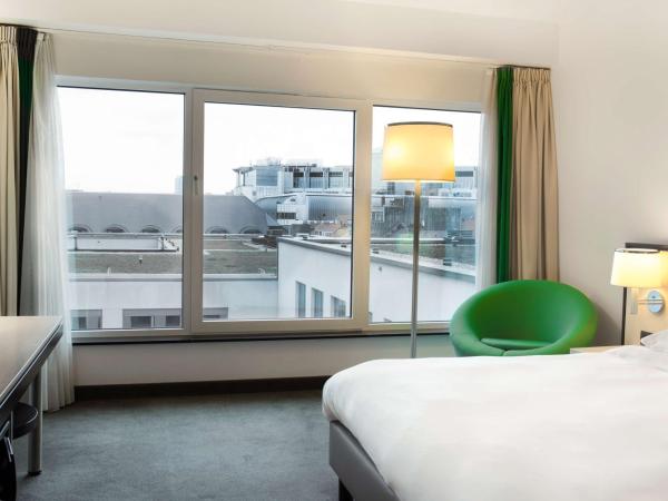 Hotel Park Inn by Radisson Brussels Midi : photo 1 de la chambre chambre standard avec vue sur cour


