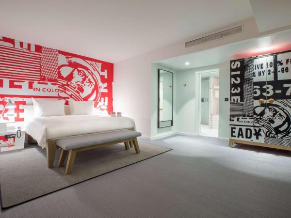 Radisson RED Brussels : photo 2 de la chambre suite familiale