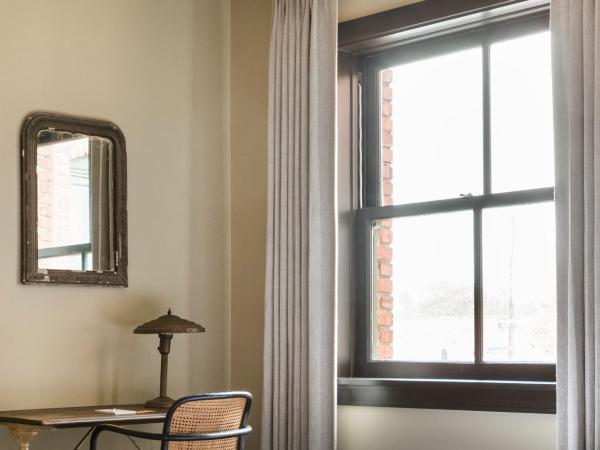 KEX Hotel : photo 4 de la chambre chambre lit queen-size avec salle de bains commune 