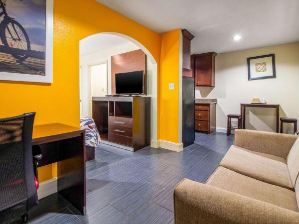 Rodeway Inn & Suites Houston near Medical Center : photo 1 de la chambre suite avec 2 lits doubles et coin cuisine - non-fumeurs