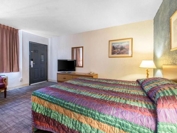 Rodeway Inn & Suites : photo 1 de la chambre chambre lit queen-size - non-fumeurs