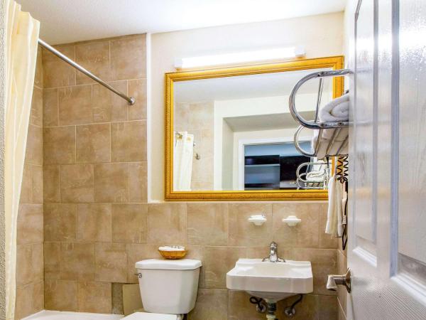 Rodeway Inn & Suites Houston near Medical Center : photo 3 de la chambre suite avec 2 lits doubles et coin cuisine - non-fumeurs