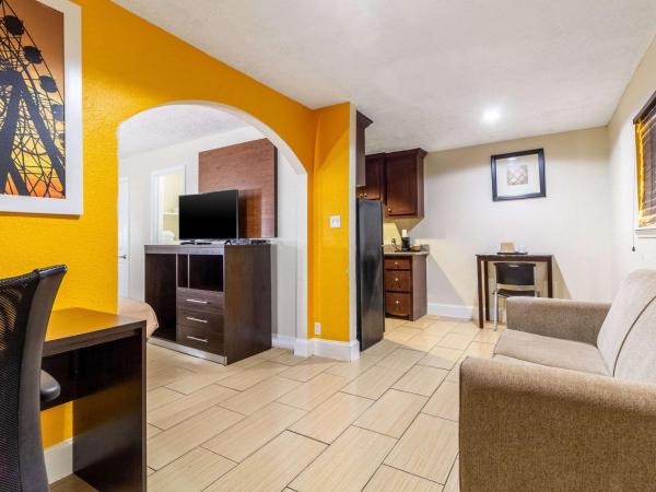 Rodeway Inn & Suites Houston near Medical Center : photo 1 de la chambre suite lit king-size – non-fumeurs
