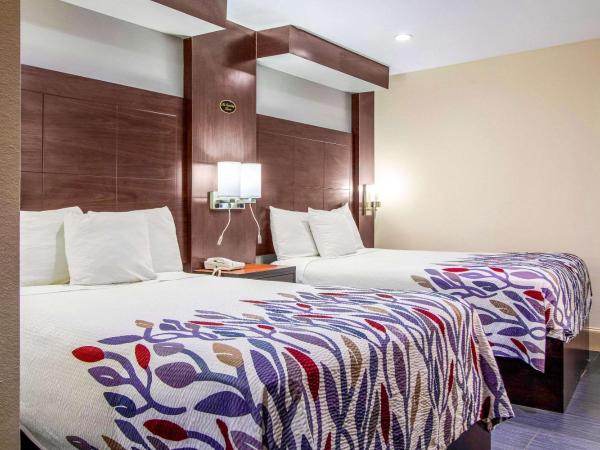 Rodeway Inn & Suites Houston near Medical Center : photo 4 de la chambre suite avec 2 lits doubles et coin cuisine - non-fumeurs