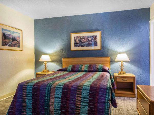 Rodeway Inn & Suites : photo 3 de la chambre chambre lit queen-size - non-fumeurs