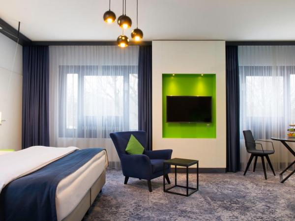 Holiday Inn Stuttgart, an IHG Hotel : photo 1 de la chambre chambre lit queen-size - accessible aux personnes à mobilité réduite