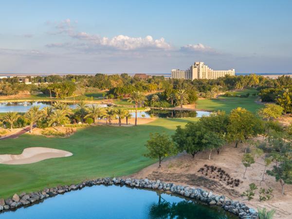 JA The Resort - JA Lake View Hotel, Dubai : photo 4 de la chambre hébergement lit king-size - vue sur parcours du complexe hôtelier